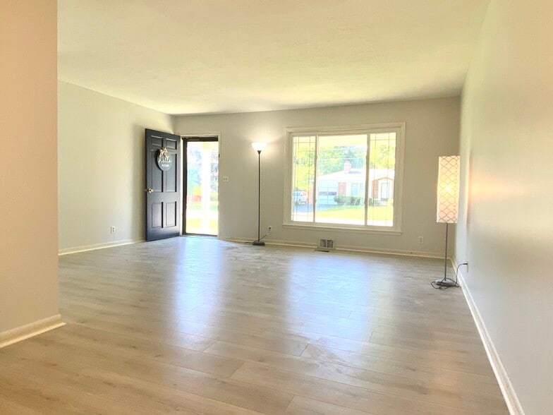 Building Photo - 8003 Broadfern Dr