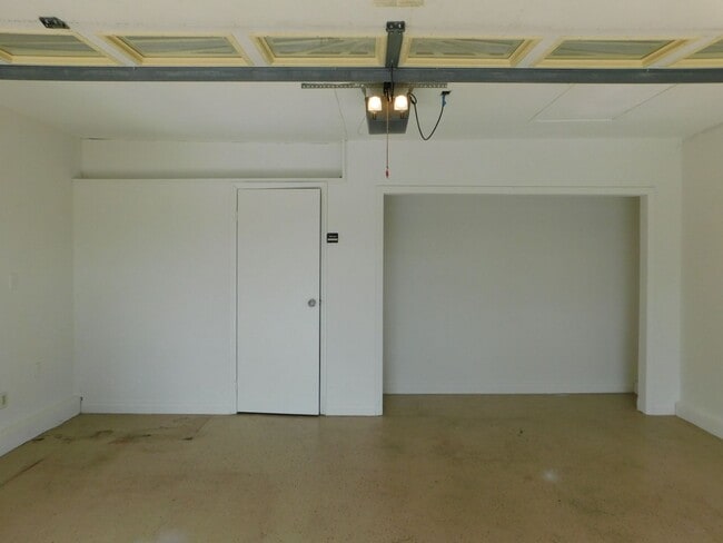 Building Photo - Spacious 5 Bed, 2 Bath one story house in the city of Orange.