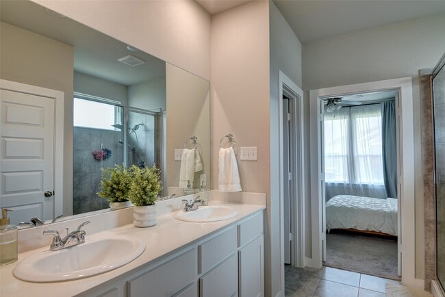 Building Photo - 7215 Clearwater Cv Dr