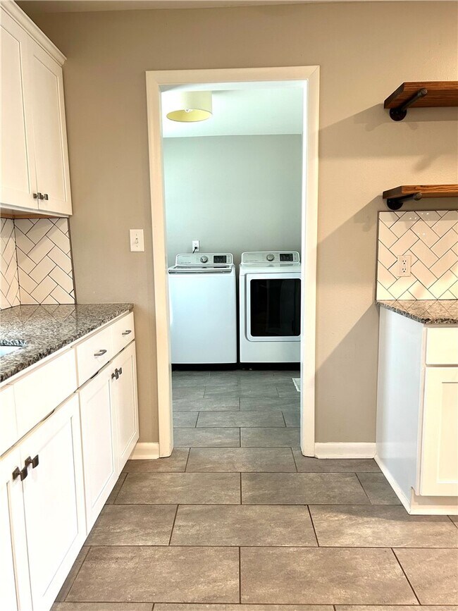 Building Photo - 301 Crestview Dr