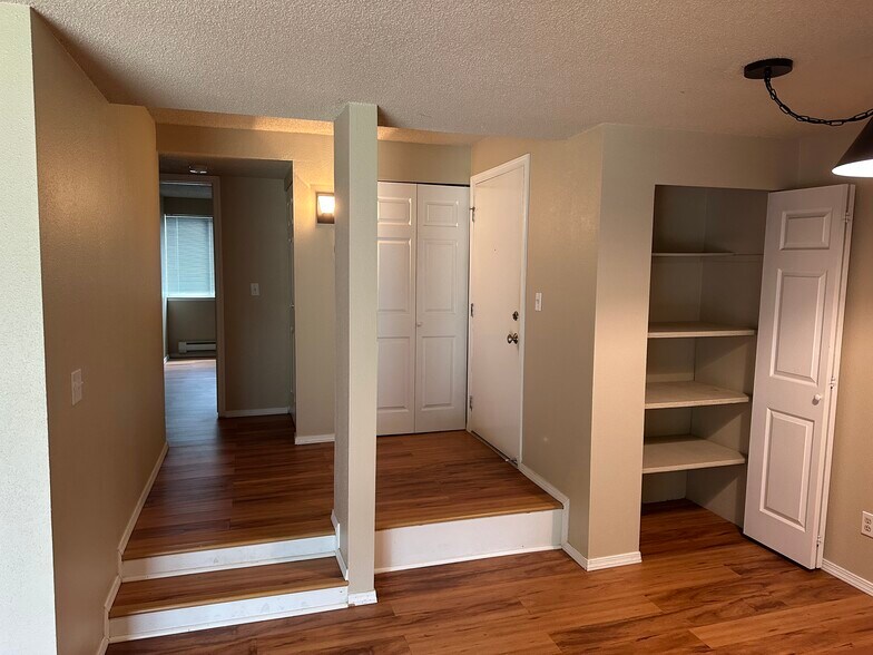 Building Photo - 4641 W Lake Sammamish Pky SE