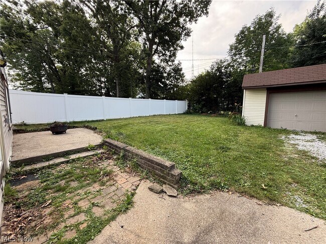 Building Photo - 1818 Schiller Ave