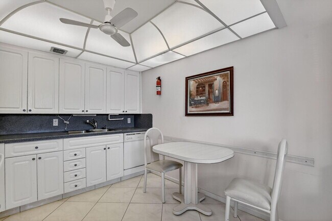 Building Photo - 2035 Ainslie C