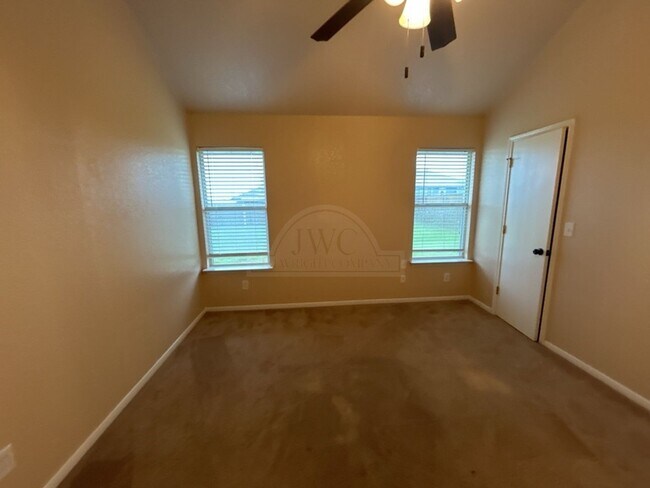 Building Photo - 2505 Southwood Dr