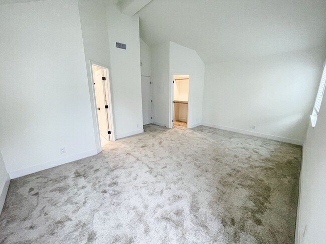 Building Photo - 204 18th St