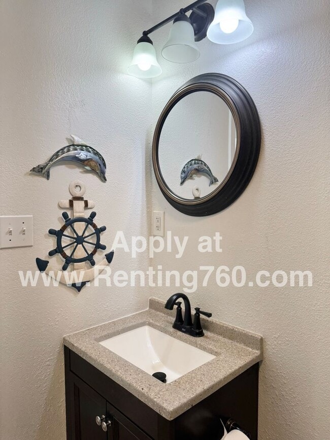 Building Photo - Super Cute Furnished Beach Cottage!