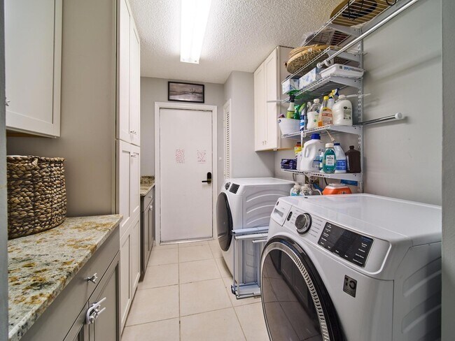 Building Photo - 2281 SW Starling Dr