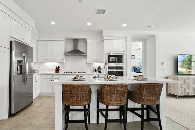 Building Photo - Luxurious Furnished Poolside Penthouse With Ocean Views!