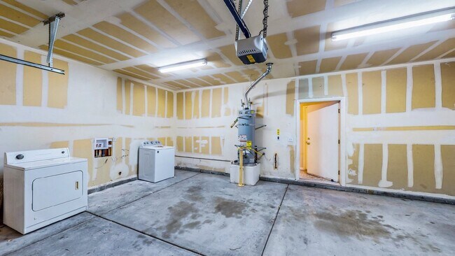 Building Photo - ** 2 weeks free rent. Excluding recurring fees** 2 BDR / 2.5 BATH SPACIOUS HOME