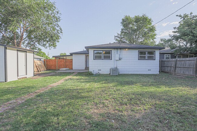 Building Photo - Pre Leasing for fall 2026! 4/2 in Medical District