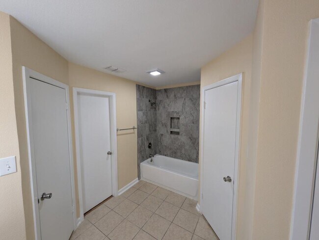 Building Photo - 14504 Waddesdon Bluff