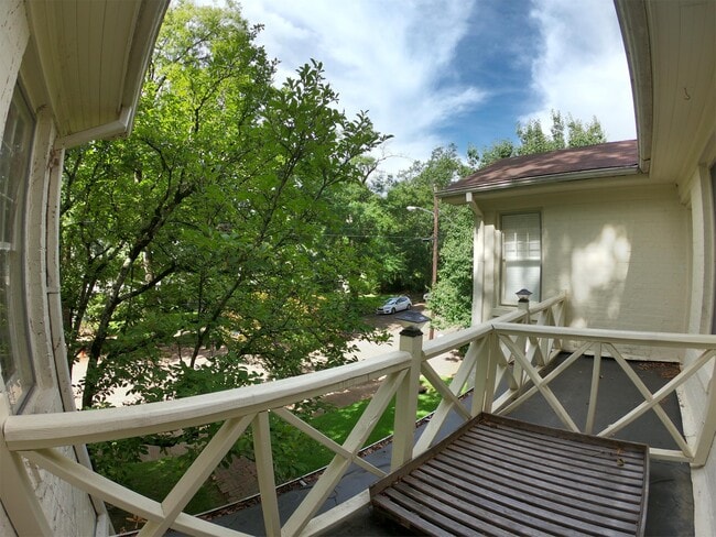 Building Photo - 824 Oakwood St