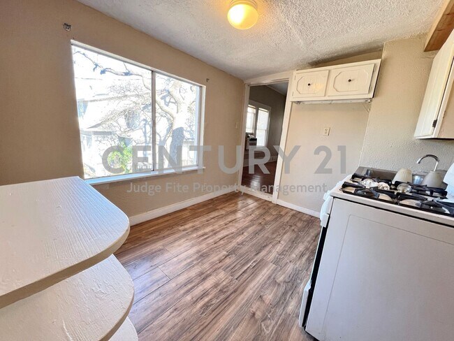 Building Photo - Great 1/1 Efficiency Apartment Within Walk...