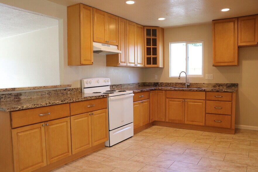 Building Photo - 335 Rollingwood Dr