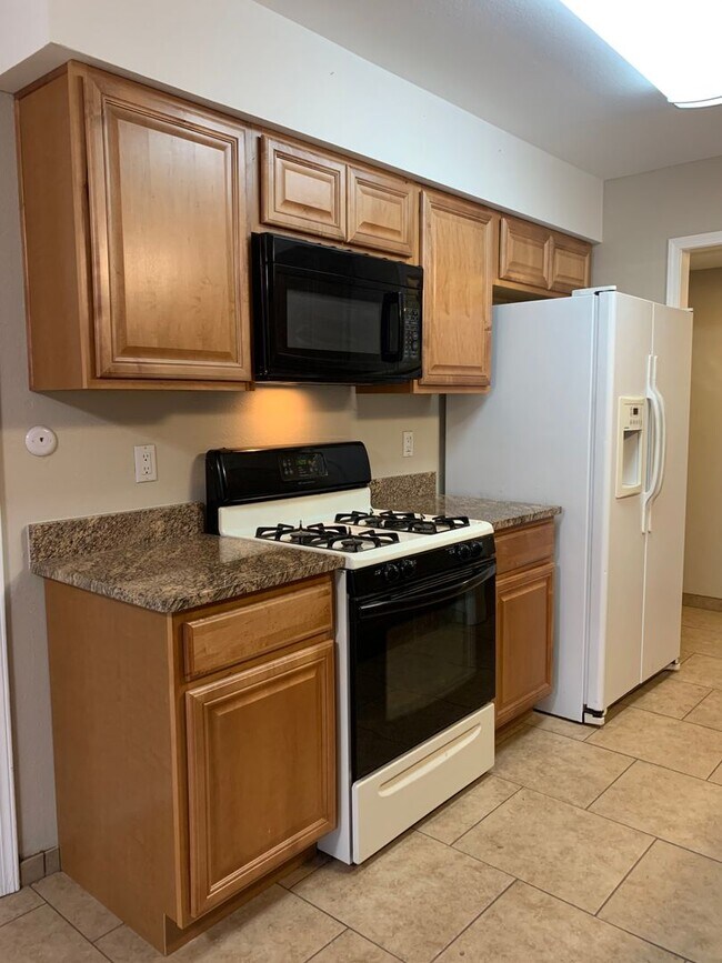 Building Photo - 812 Oro Real NE