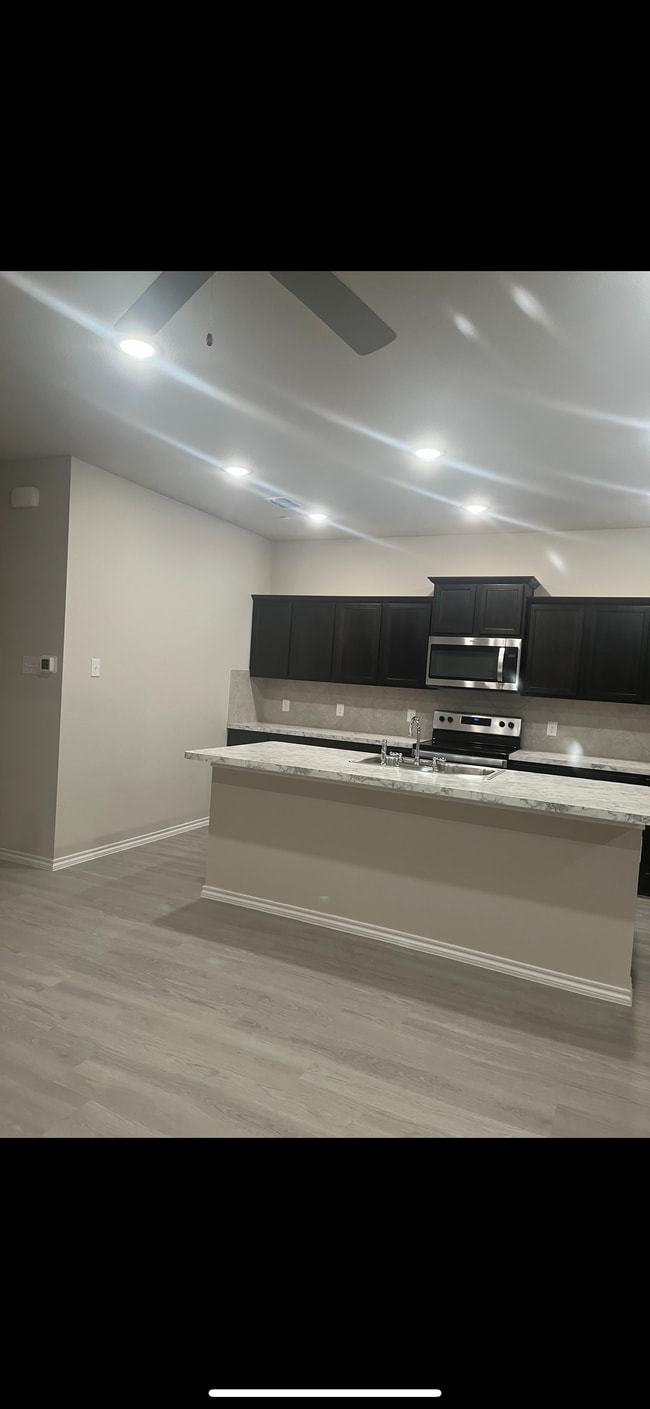 Building Photo - 2312 Davenport Dr