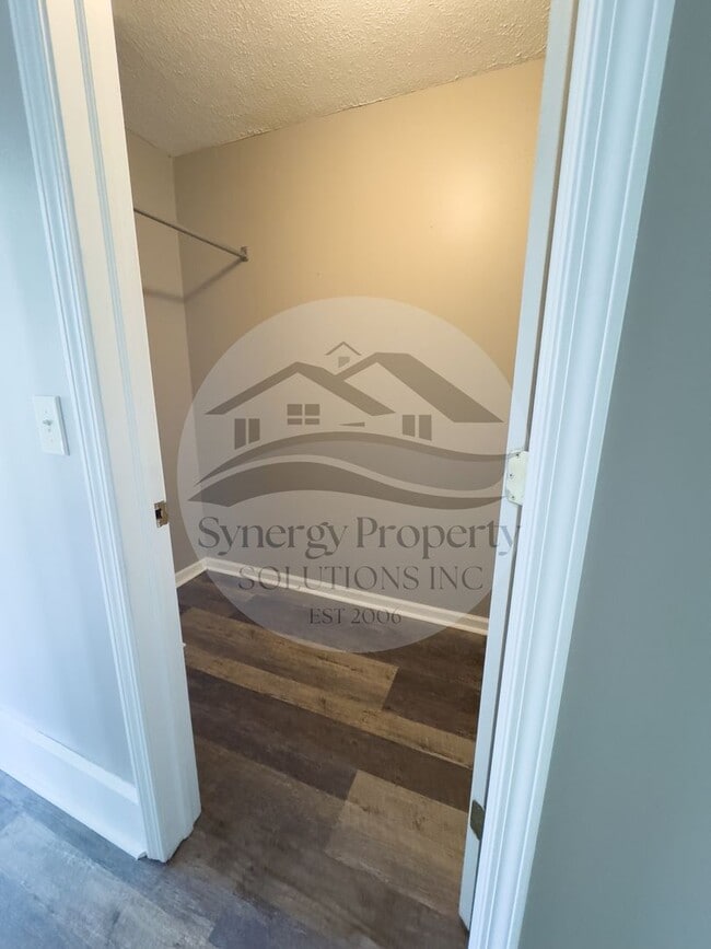 Building Photo - LARGE CRESTLINE HOUSE
