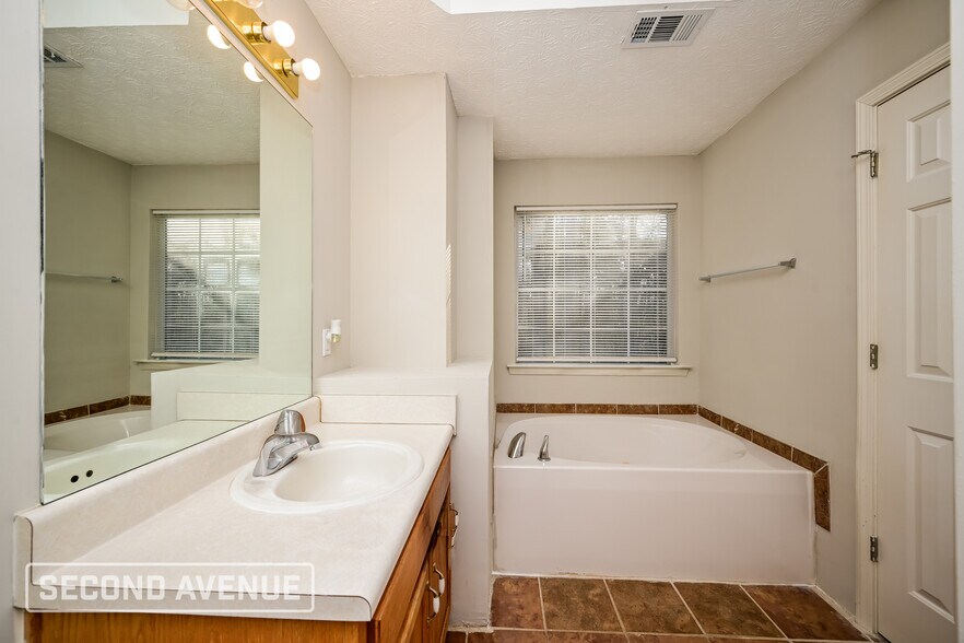 Building Photo - 75 Lark Rd