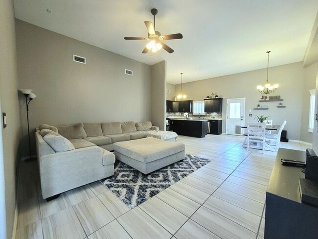 Building Photo - Amazing 3 bedroom 2 bath home in West El Paso!