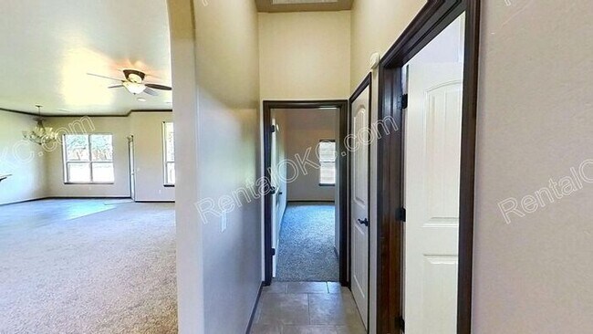 Building Photo - Large Lot, Big Space