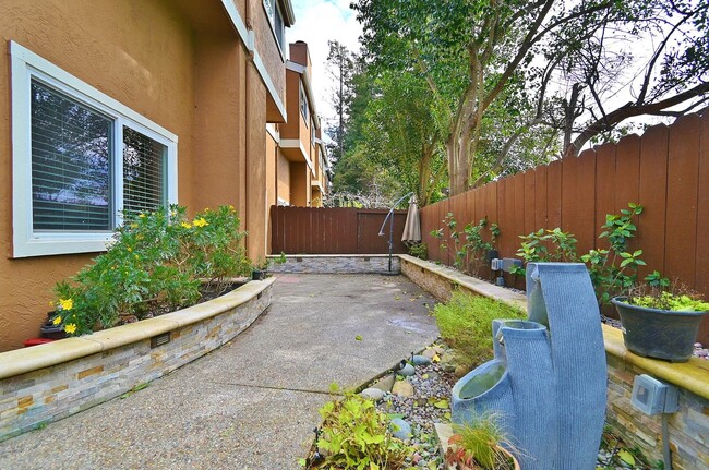 Building Photo - $3,695 - GORGEOUS PARKMONT TOWN HOME IN CE...