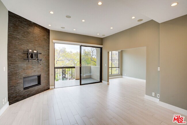 Building Photo - 423 N Palm Dr