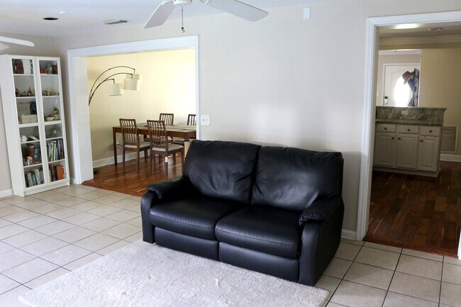 Building Photo - 410 Inglewood Dr