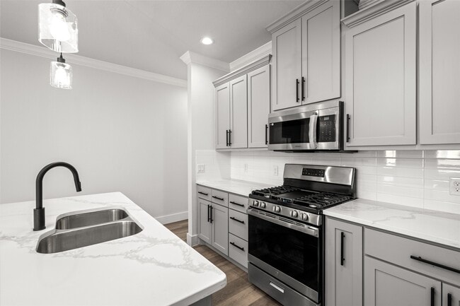 Building Photo - 8056 Meadowbrook Dr