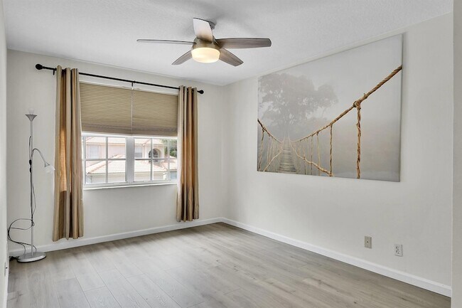 Building Photo - 3354 Greenview Terrace W