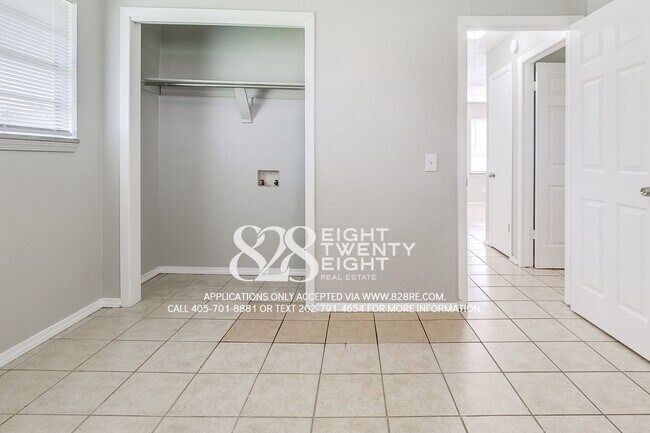 Building Photo - 2 Bed/1 Bath Triplex Home in Noble