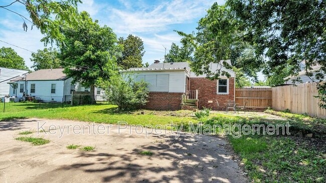 Building Photo - 2220 S Indianapolis Ave