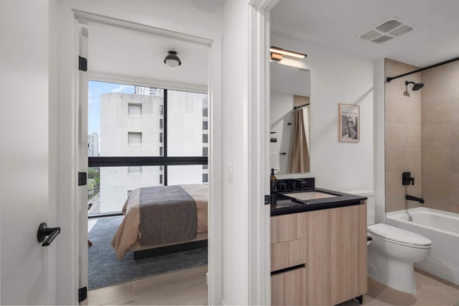 Building Photo - 225 N Miami Ave