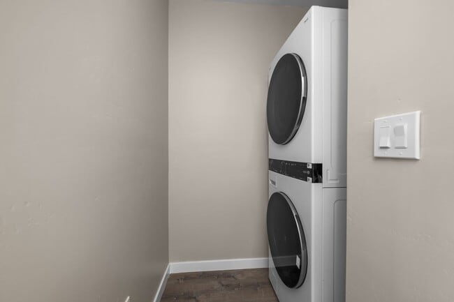 Building Photo - Private rooftop deck!