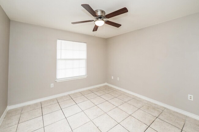 Building Photo - 2220 Santa Cleotilde Ave