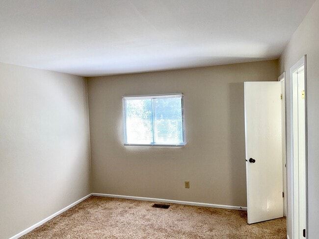 Building Photo - 3 Bedroom 2 1/2 Bath Home Nestled on a Qui...