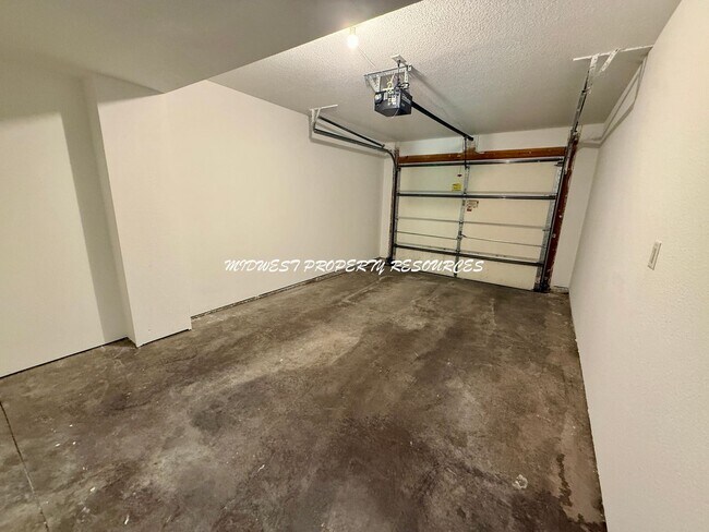 Building Photo - 2 Story Freshly Updated Duplex in Raytown