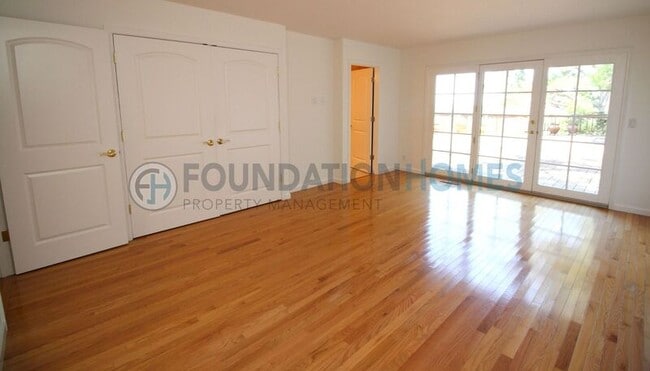 Building Photo - 160 Kaden Dr