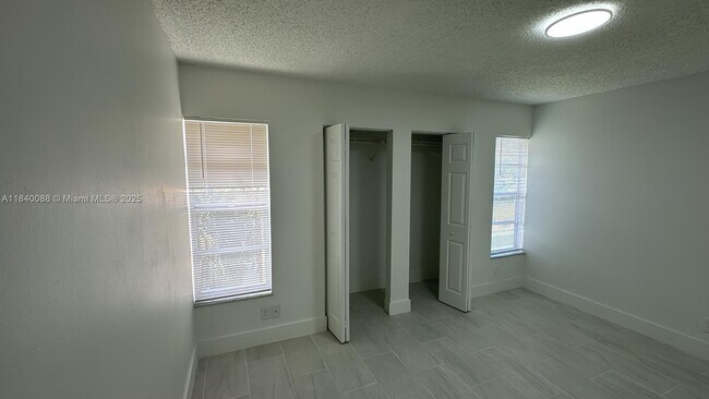 Building Photo - 9927 Twin Lakes Dr