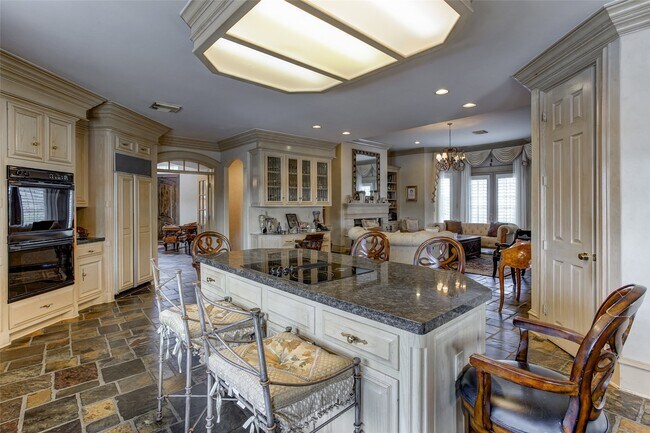 Building Photo - 13703 Lakeshore Way Cove