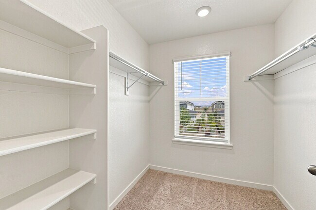 Building Photo - $2,845.95 with $300 Off the first month's rent, 4 Beds - 2.5 Baths, Single Family Home in Aurora ...