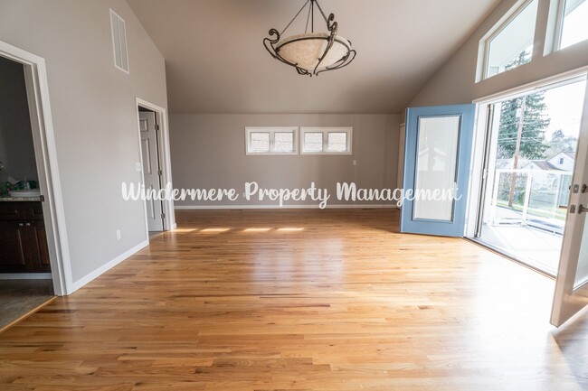 Building Photo - Beautifully Remodeled 2 bedroom in convenient location, private balcony, over sized garage, A/C a...