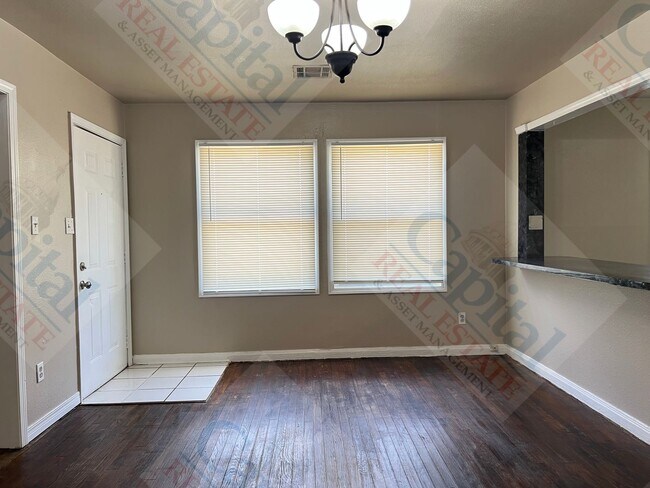 Building Photo - Spacious 3 Bedroom