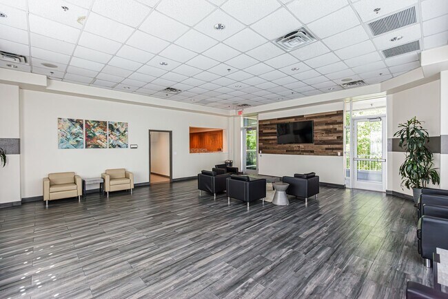 Building Photo - Top Floor 2 Bedroom Condo Located in Manhattan