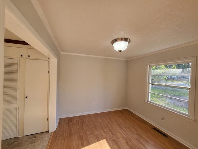 Building Photo - 105 Pinecrest Dr