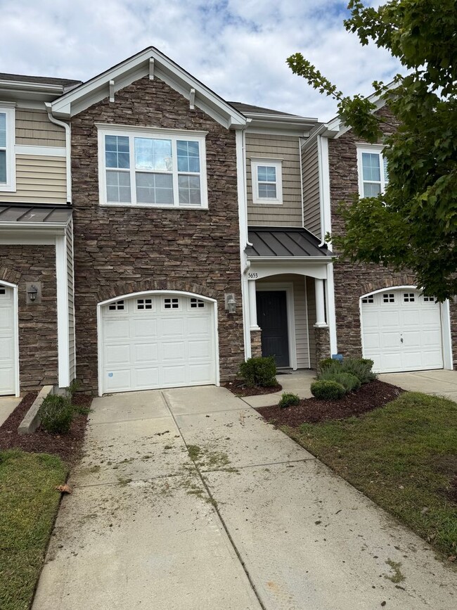 Building Photo - Modern Townhome in Steele Creek – Walkable to Shops, Parks & Dining!