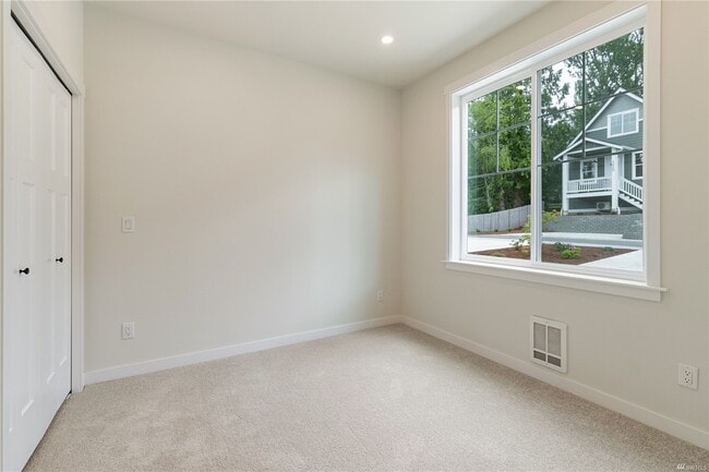 Building Photo - 3226 E Sunset Dr