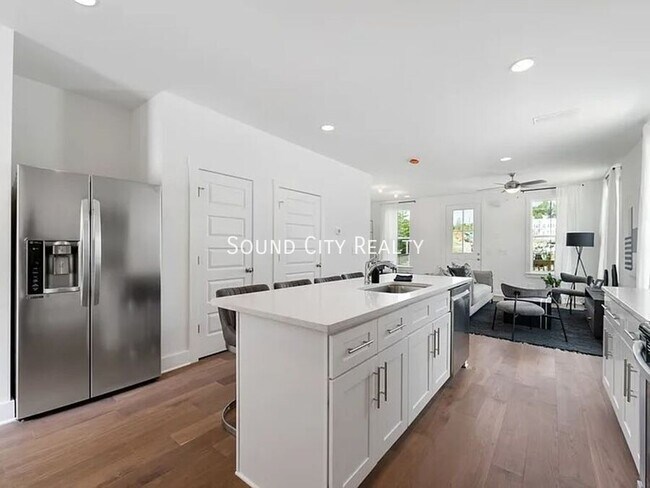 Building Photo - 806 Briar Cir
