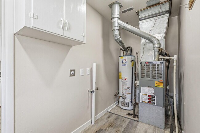 Building Photo - 1736 N Kentwood Ave