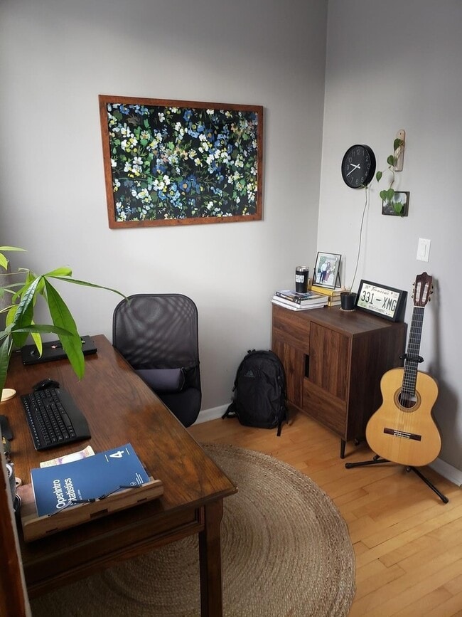 Building Photo - 1236 W Oakdale Ave