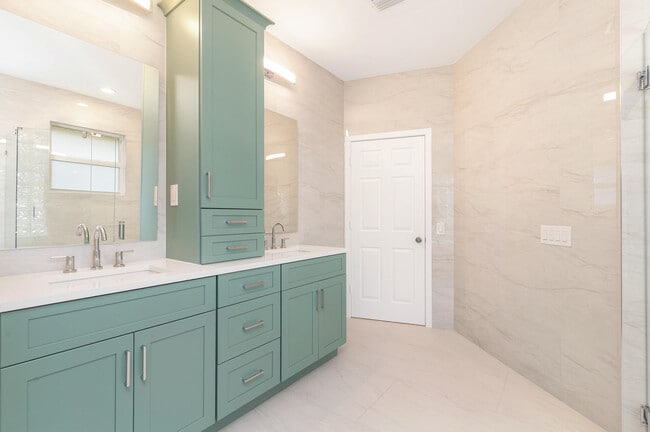 Building Photo - 3317 Embassy Dr